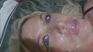 Stary pasierb fotki mamuski Tary posuwa ją na pieska na schodach