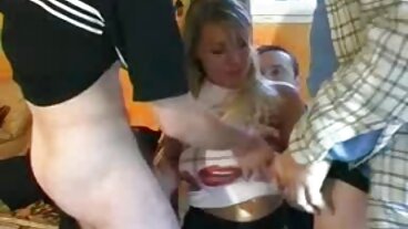 Bossy Blonde Macocha każe amatorki nago fotki chłopakowi lizać